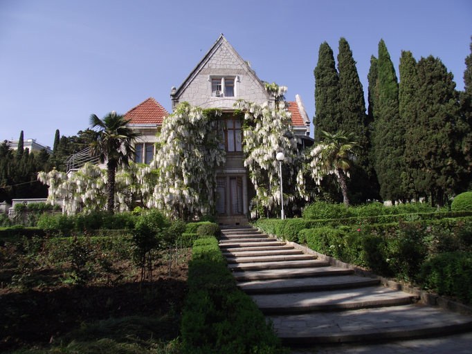 Вилла Харакс)